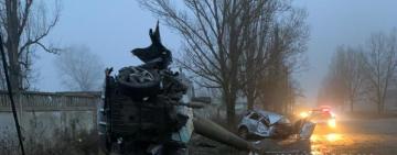 Авто разорвало на части: в Одесской области автомобиль на скорости врезался в столб